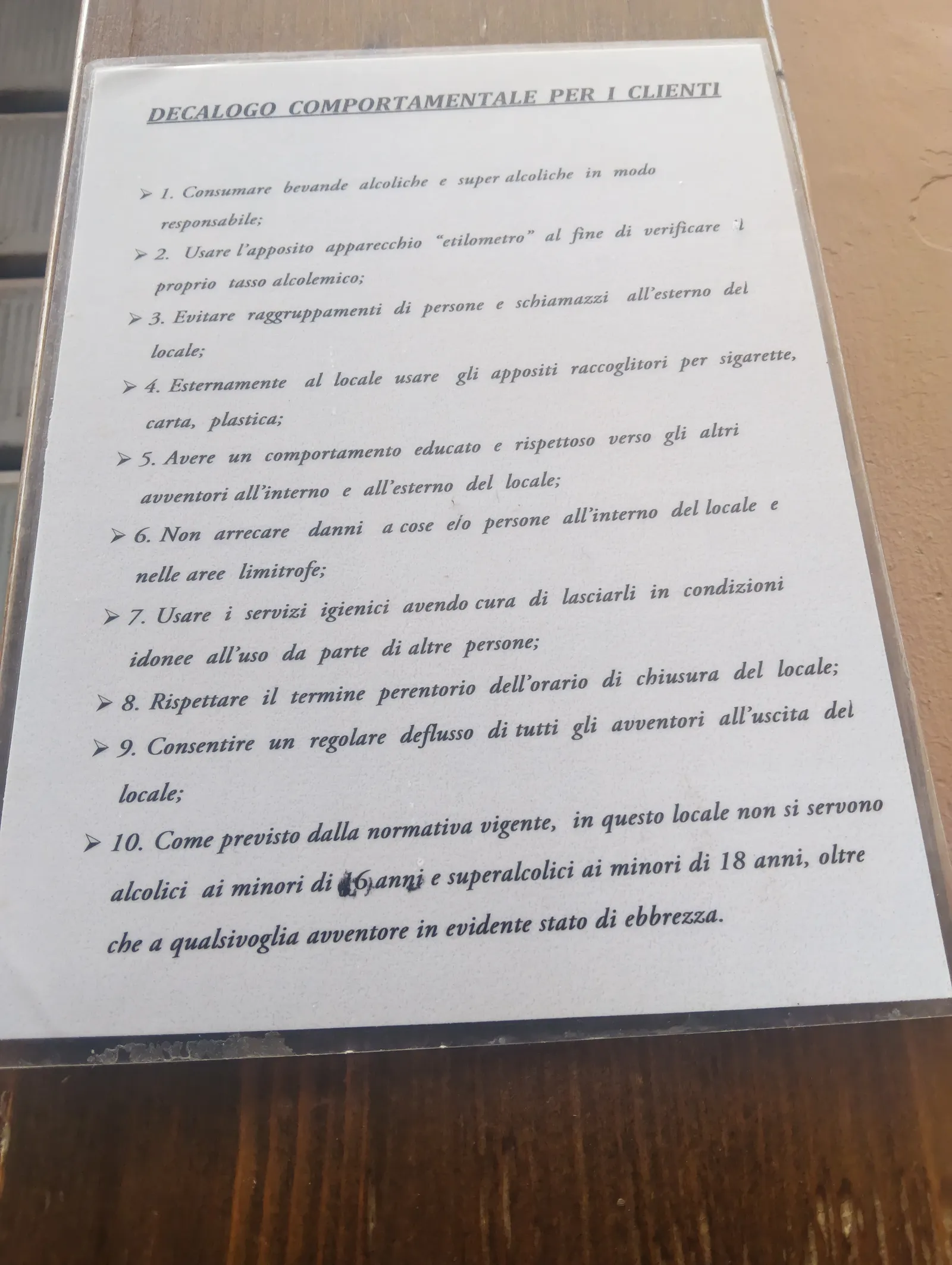 Troppe risse nel quartiere. Dal pub il decalogo per la "sana movida
