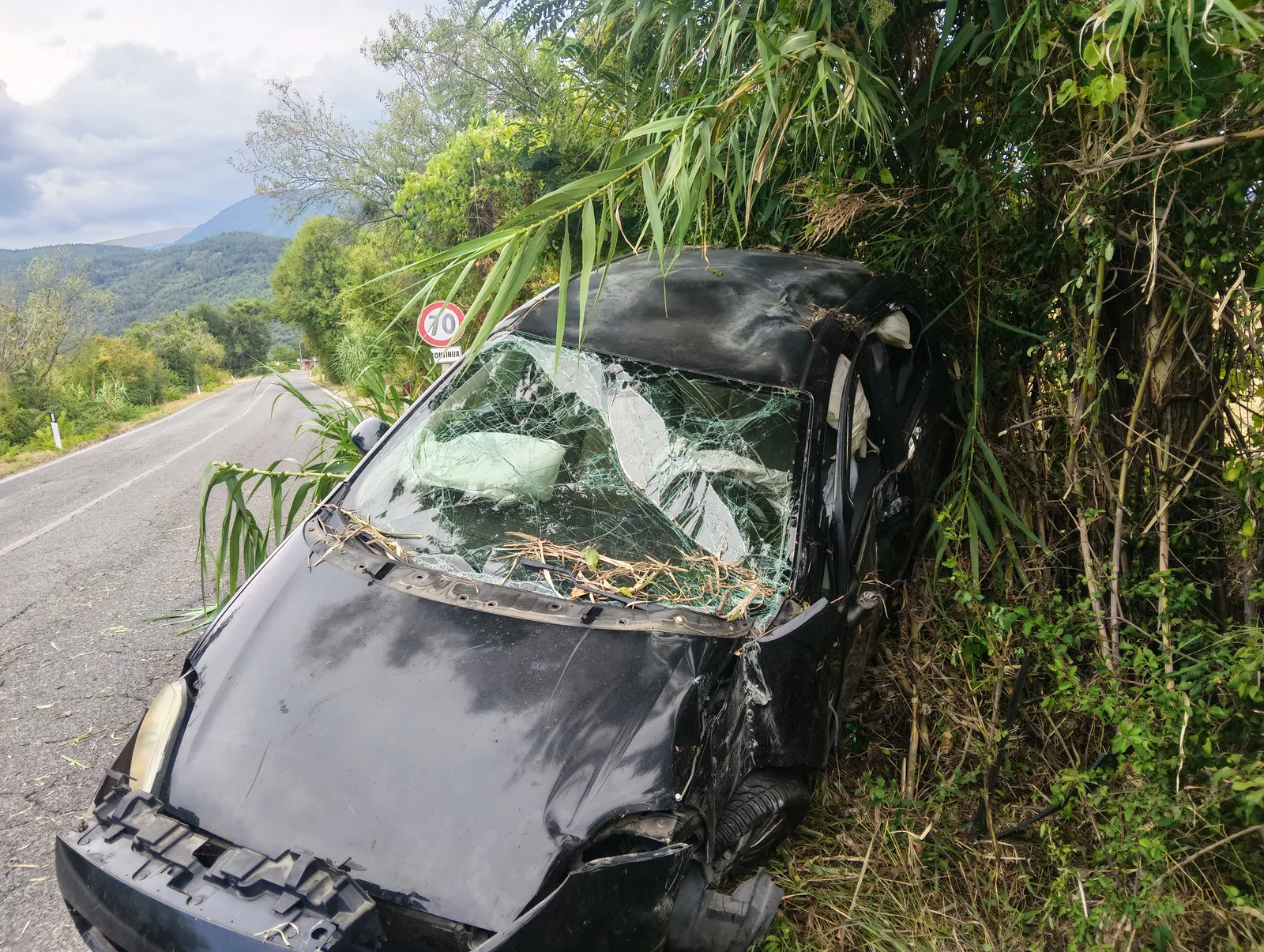 Perde il controllo dell'auto e si schianta contro un albero. Codice rosso per un 50enne