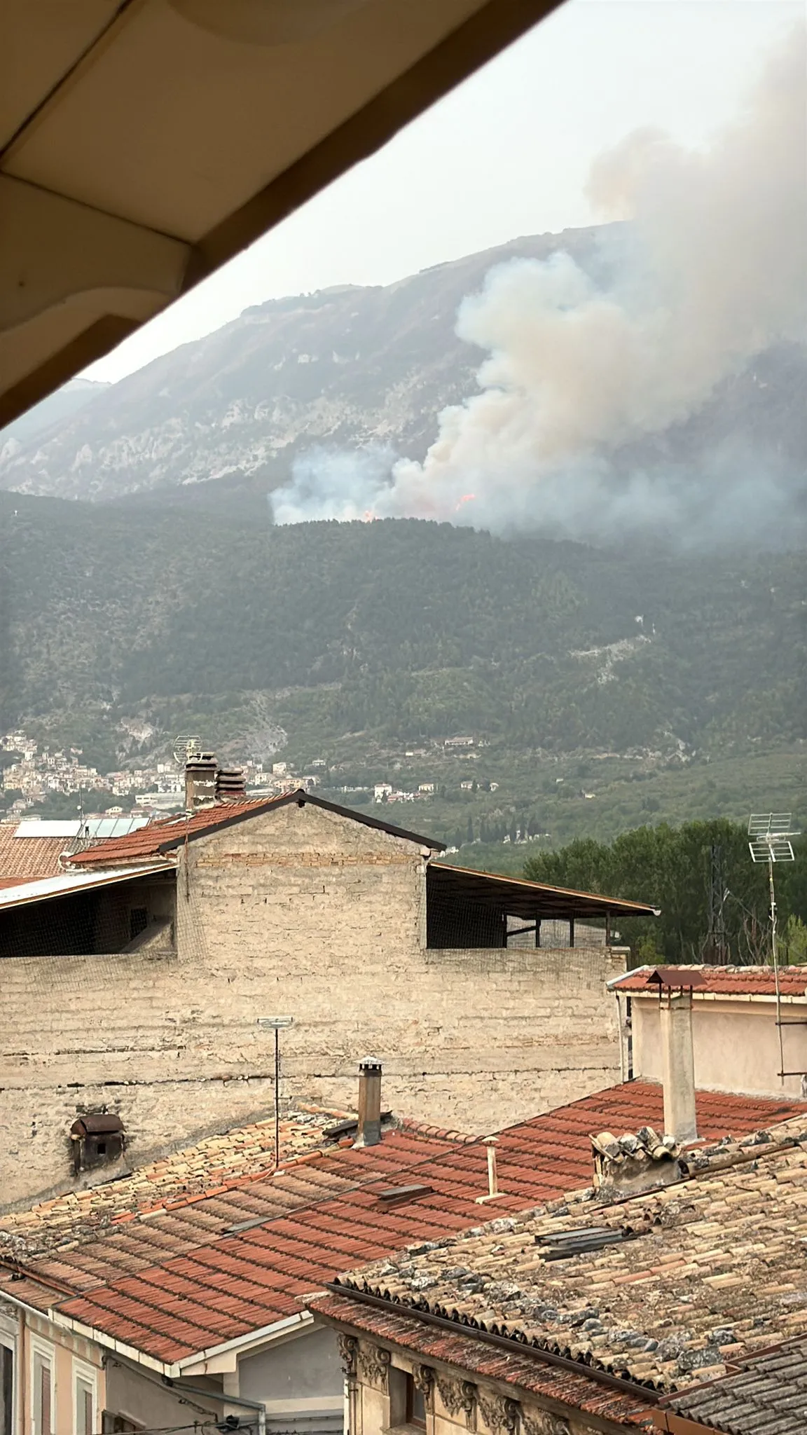 Morrone, due Canadair e due elicotteri in azione. Obiettivo anticipare il vento