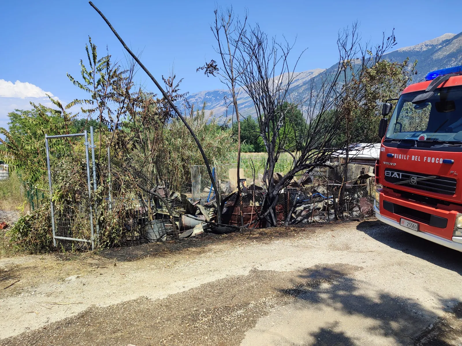 Appicca incendio in campagna e fugge per il panico. Denunciato agricoltore
