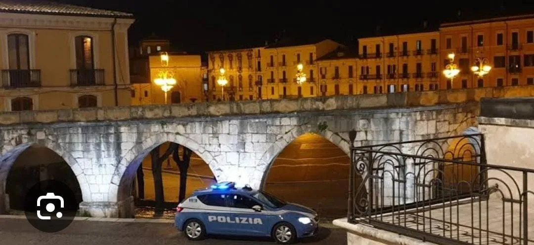 Accoltellato da una gang gira con un machete in auto. Ora rischia il processo