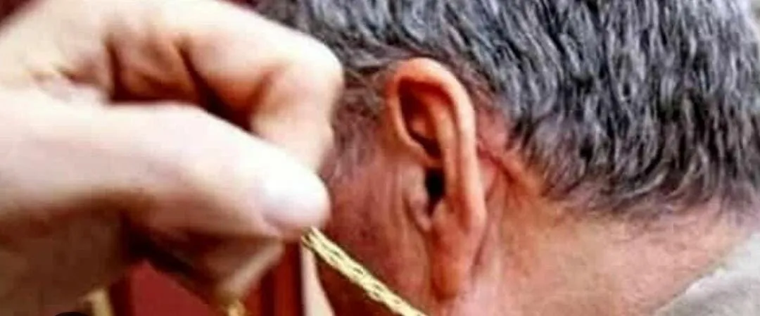 "Ragazzi non litigate" e gli strappano la collana. Rapinato 72enne