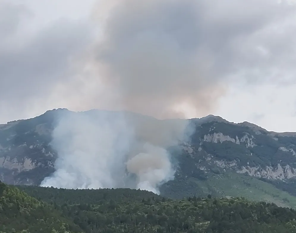 Attacco finale sul Morrone ma il Dos frena, squadre a terra per il vento. Sindaco ritocca l'ordinanza