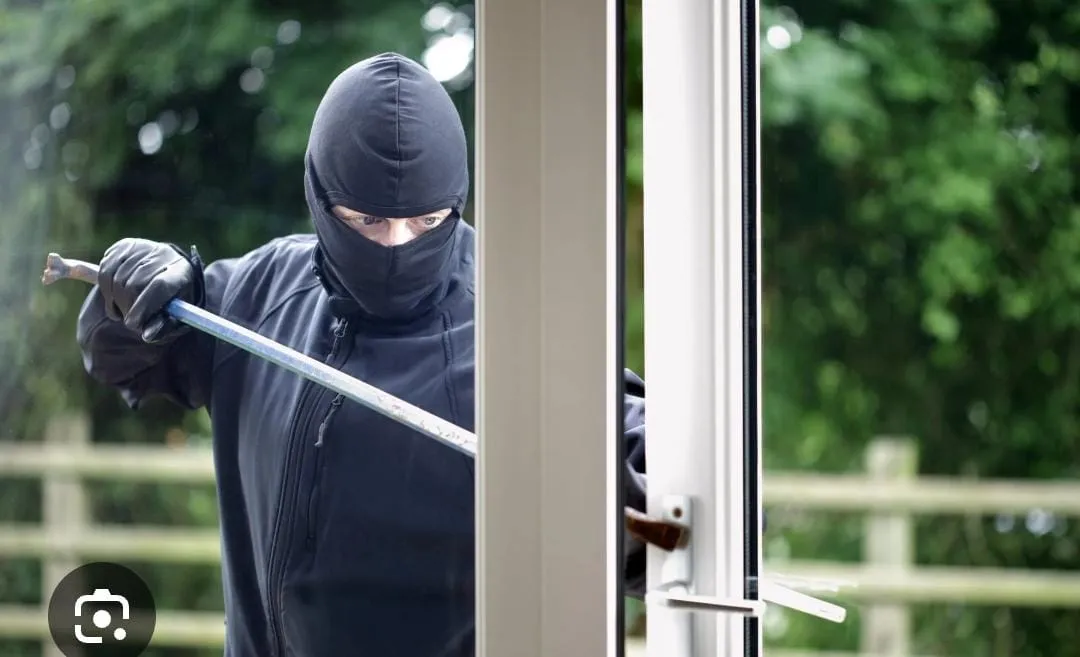 Faccia a faccia con il ladro in casa: paura per una donna. Clienti derubati al ristorante