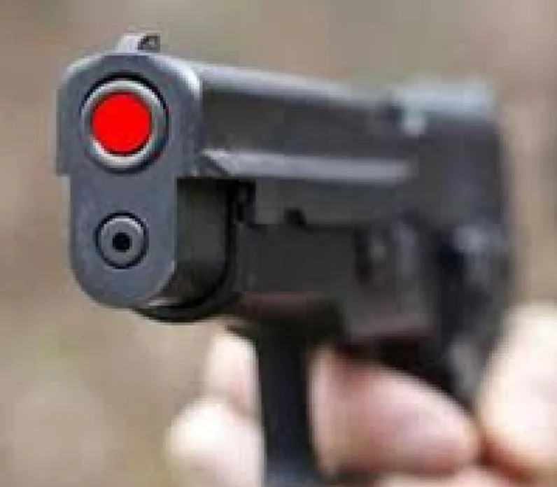 Tre chili di fumo e una pistola in valigia. Avviso orale per un egiziano