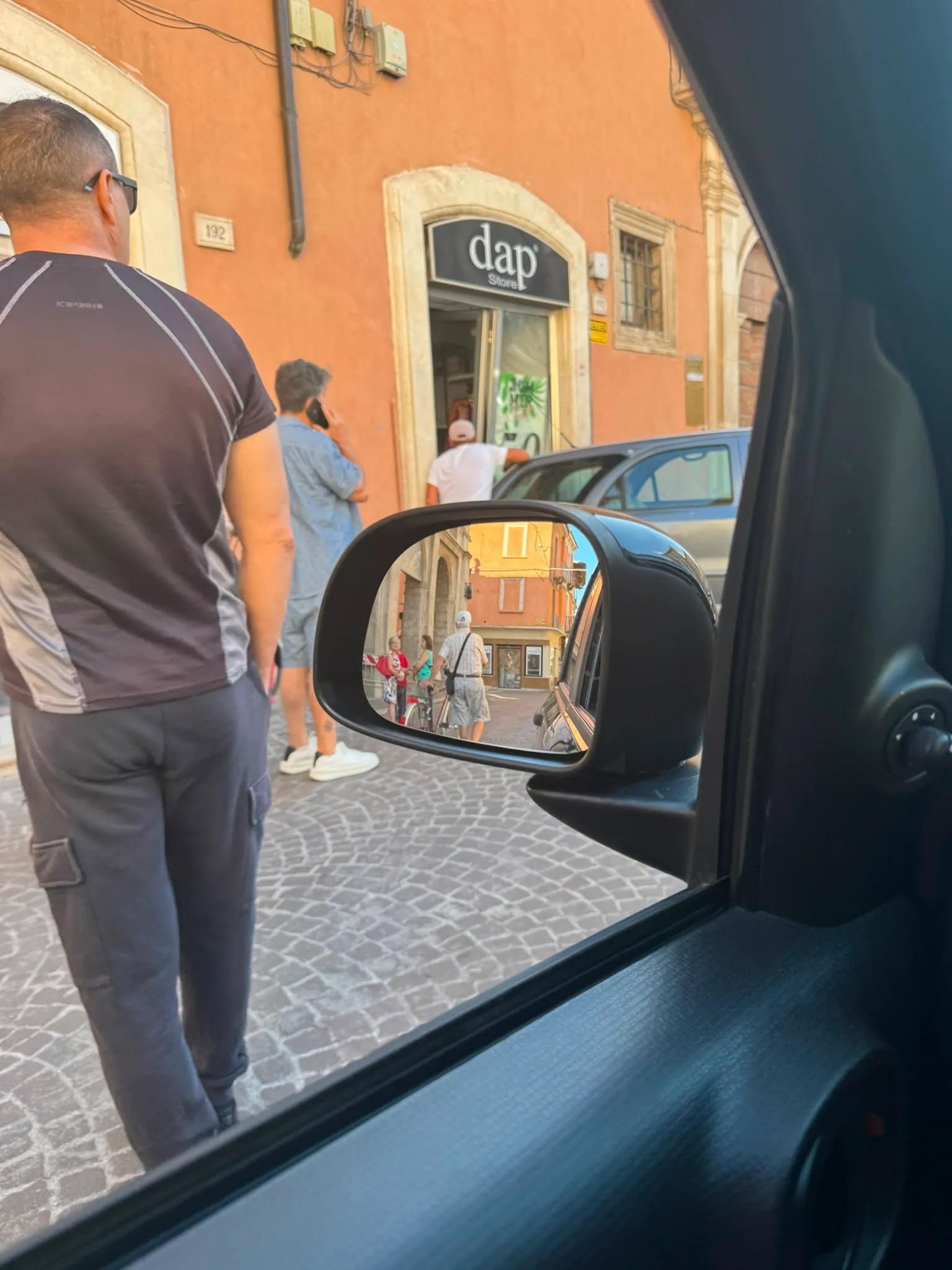 Auto si sfrena e sfonda la vetrina di un negozio. Paura in pieno centro
