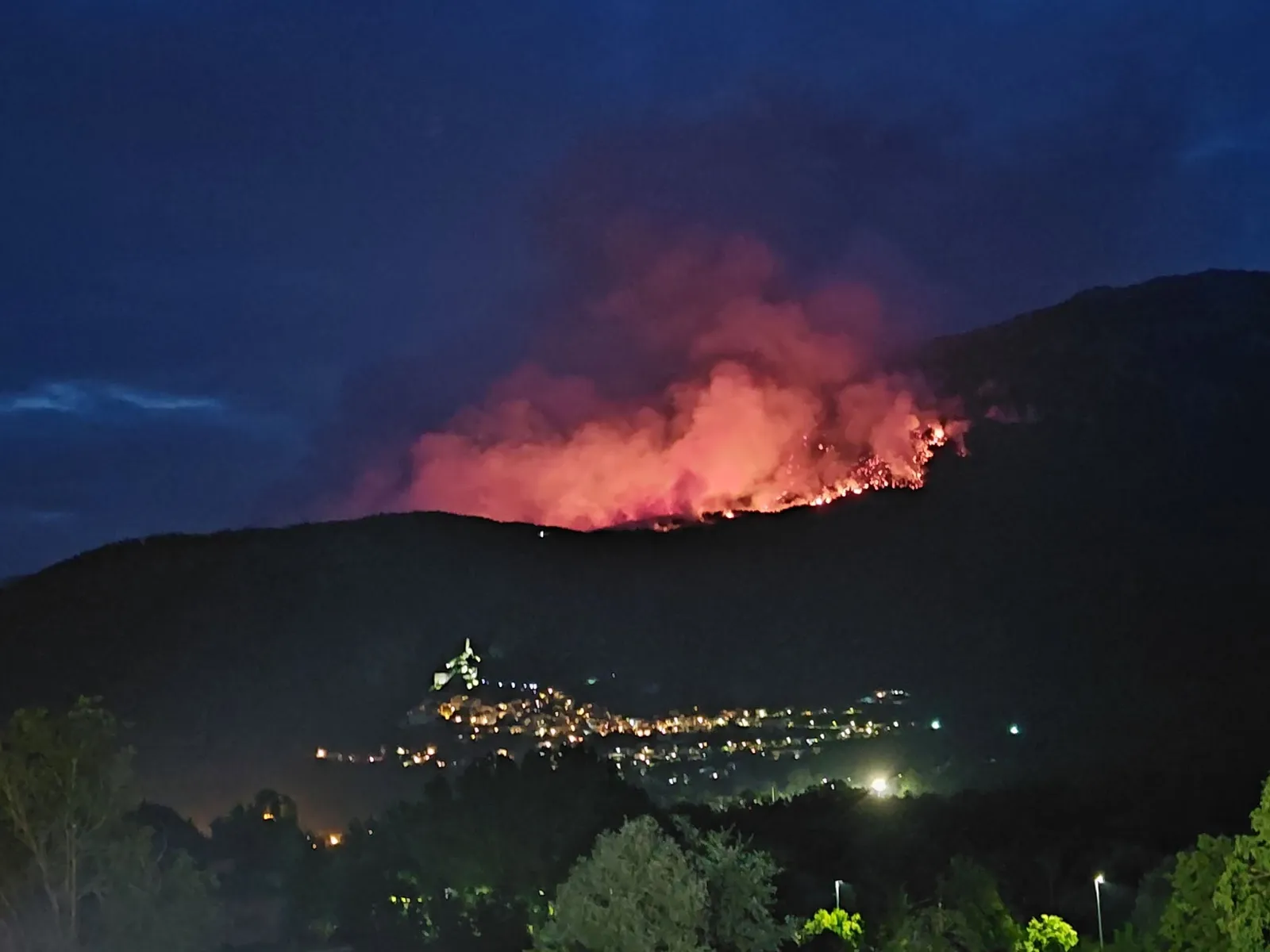Morrone che disastro: fiamme a ruota libera. Rischio per sei allevamenti