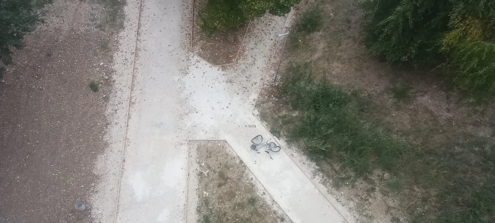 Bici lanciata dal ponte Capograssi nel Parco Fluviale. Scatta la caccia agli autori