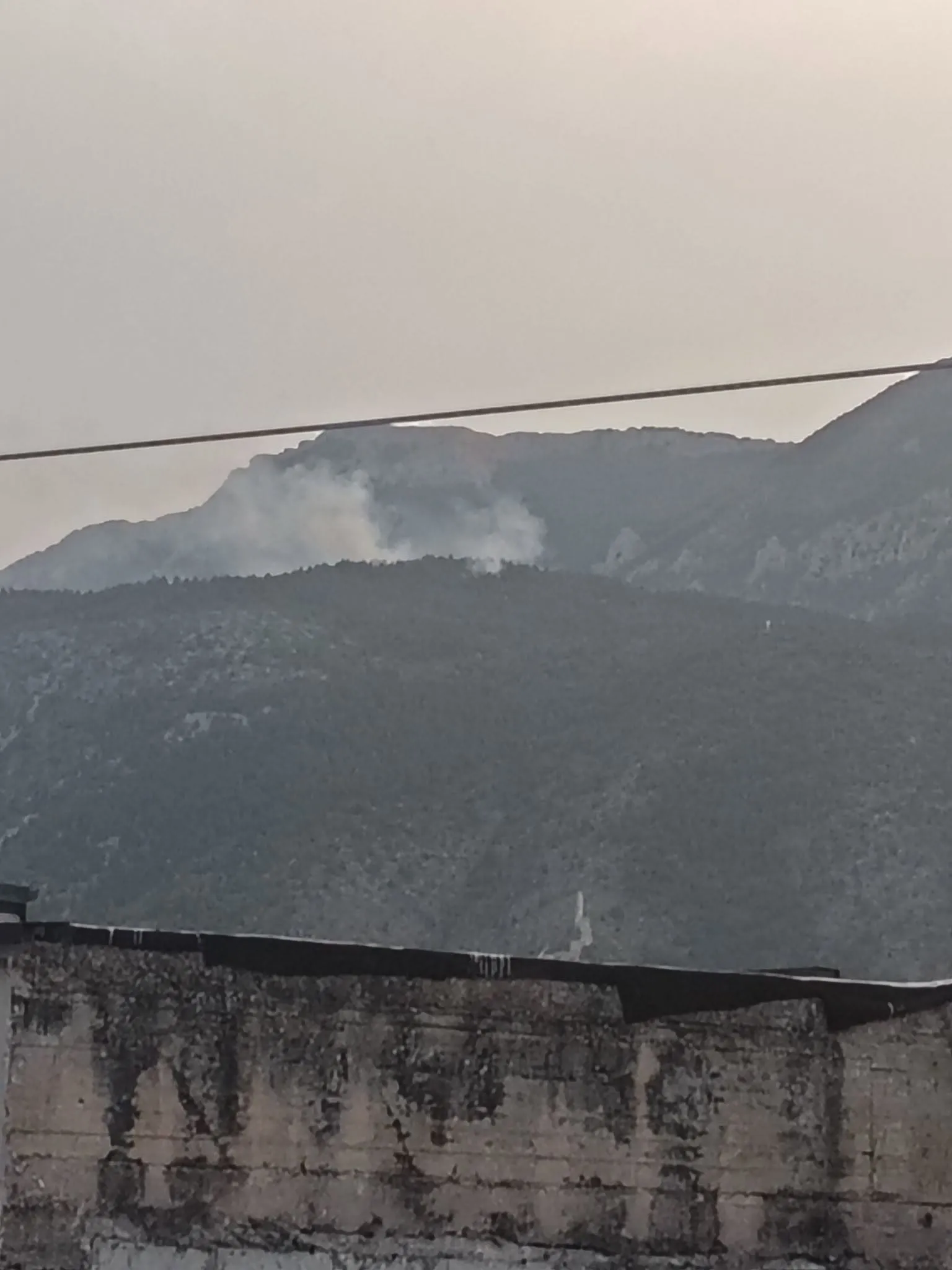 Morrone, duecento metri di fumo. L'incendio non molla la presa