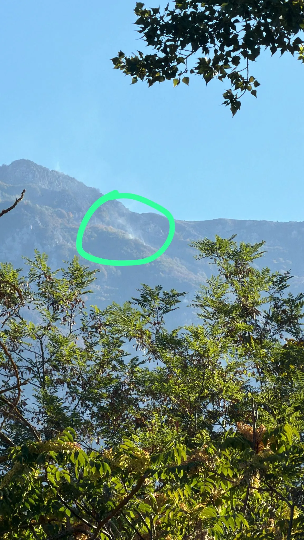 Morrone, pennacchi di fumo in quota ma tiene la bonifica. Nessun controllo specifico per i Dos